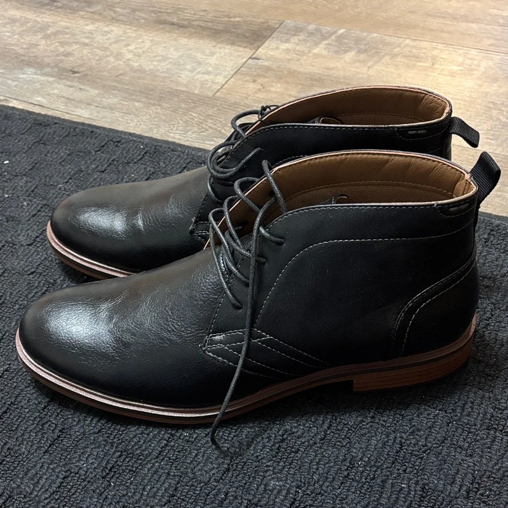 Classic Black Chukka Boots for Men - Picture 2 of 4
